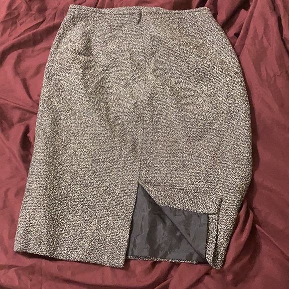 SCENT OF Mii ‘s handpicked black and beige pencil skirt - Picture 3 of 4